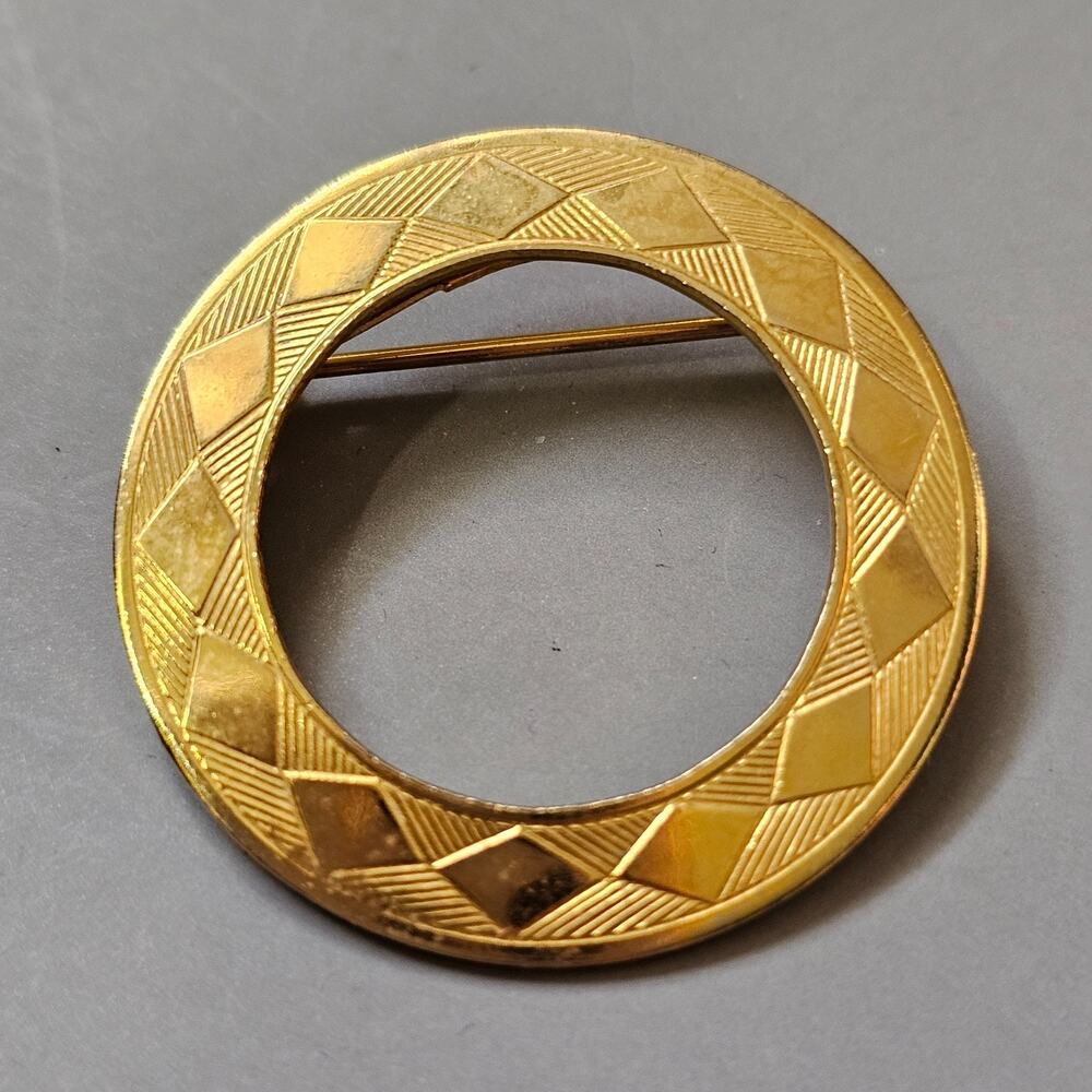 Circle Wreath Brooch Pin Brushed Textured Diamond Goldtone MCM Vintage
